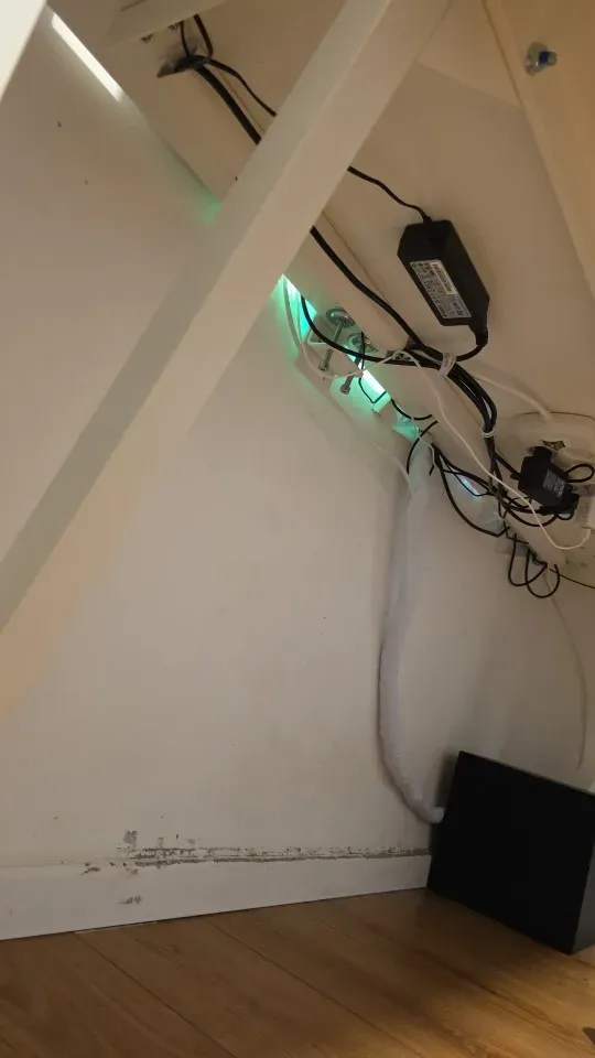 Weißer Kabelkanal senkrecht an einer Wand montiert, Kabel verdeckt